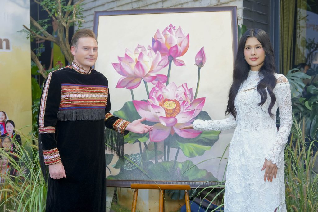 Ph&uacute;c Anh v&agrave; dự &aacute;n &ldquo;54 d&acirc;n tộc Việt Nam&rdquo; nhận kỷ lục Việt Nam với bức tranh hoa sen- Ảnh 2.