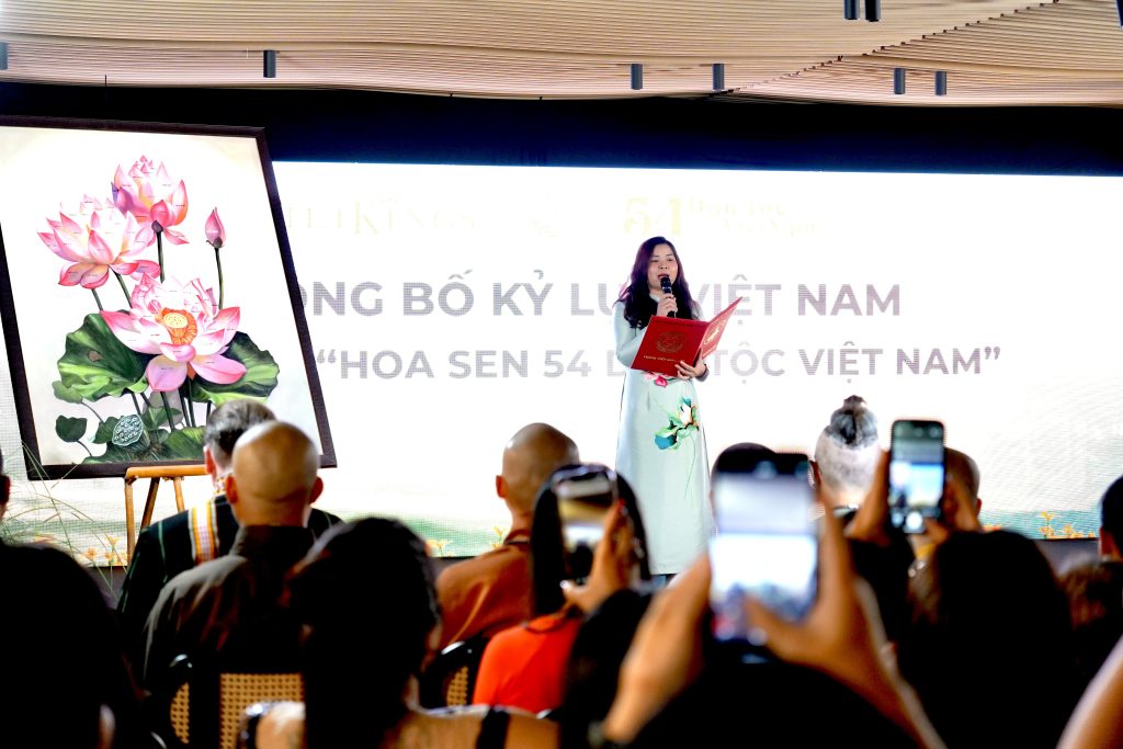 Ph&uacute;c Anh v&agrave; dự &aacute;n &ldquo;54 d&acirc;n tộc Việt Nam&rdquo; nhận kỷ lục Việt Nam với bức tranh hoa sen- Ảnh 3.