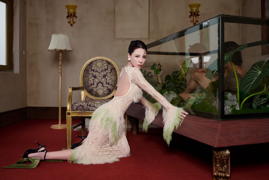 Hà Nhi rời vùng an toàn ballad, ra nhạc “tưng tửng” mang màu sắc retro với MV "Mình nên là tri kỷ"- Ảnh 3. Hà Nhi rời vùng an toàn ballad, ra nhạc “tưng tửng” mang màu sắc retro với MV "Mình nên là tri kỷ"- Ảnh 3.