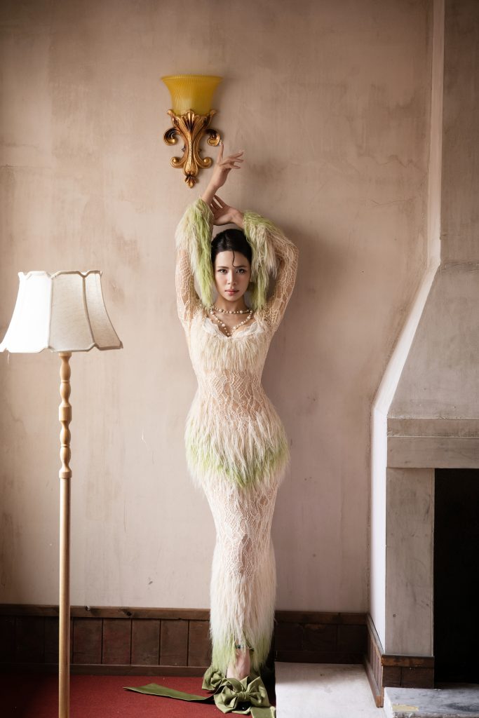 Hà Nhi rời vùng an toàn ballad, ra nhạc “tưng tửng” mang màu sắc retro với MV "Mình nên là tri kỷ"- Ảnh 4. Hà Nhi rời vùng an toàn ballad, ra nhạc “tưng tửng” mang màu sắc retro với MV "Mình nên là tri kỷ"- Ảnh 4.