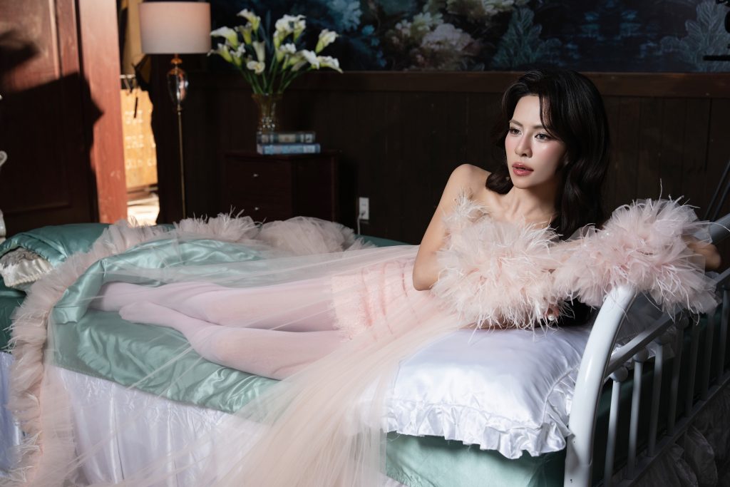 Hà Nhi rời vùng an toàn ballad, ra nhạc “tưng tửng” mang màu sắc retro với MV "Mình nên là tri kỷ"- Ảnh 7. Hà Nhi rời vùng an toàn ballad, ra nhạc “tưng tửng” mang màu sắc retro với MV "Mình nên là tri kỷ"- Ảnh 7.