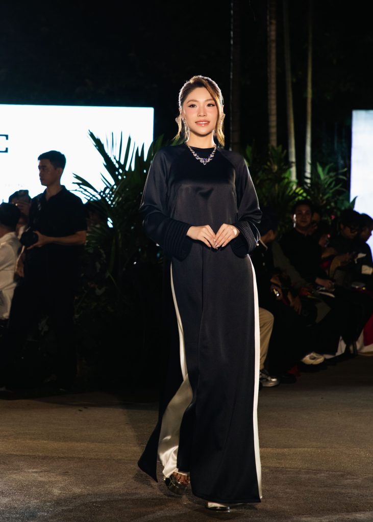 NSND Trịnh Kim Chi, MC Quỳnh Hoa diễn &aacute;o d&agrave;i tại show thời trang kỷ niệm 3 thập kỷ l&agrave;m nghề của NTK V&otilde; Việt Chung- Ảnh 9.