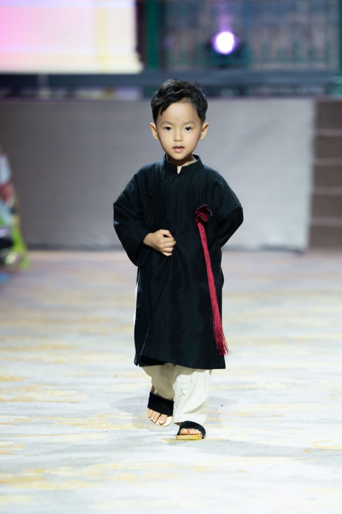 36 mẫu nhí tỏa sáng trong bộ sưu tập áo dài trên du thuyền tại Cosmo The Show - The Essence of Vietnam- Ảnh 2. 36 mẫu nhí tỏa sáng trong bộ sưu tập áo dài trên du thuyền tại Cosmo The Show - The Essence of Vietnam- Ảnh 2.