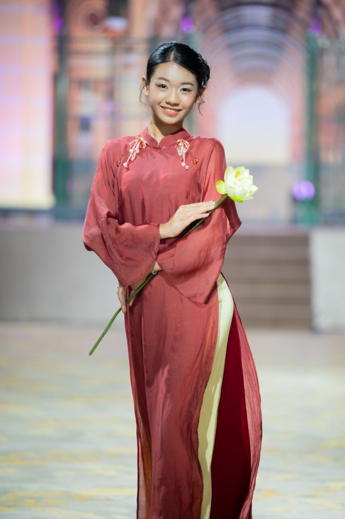 36 mẫu nhí tỏa sáng trong bộ sưu tập áo dài trên du thuyền tại Cosmo The Show - The Essence of Vietnam- Ảnh 4. 36 mẫu nhí tỏa sáng trong bộ sưu tập áo dài trên du thuyền tại Cosmo The Show - The Essence of Vietnam- Ảnh 4.