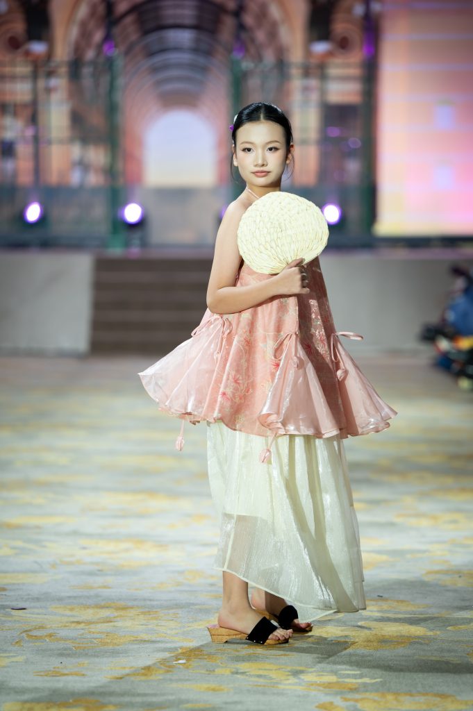 36 mẫu nhí tỏa sáng trong bộ sưu tập áo dài trên du thuyền tại Cosmo The Show - The Essence of Vietnam- Ảnh 5. 36 mẫu nhí tỏa sáng trong bộ sưu tập áo dài trên du thuyền tại Cosmo The Show - The Essence of Vietnam- Ảnh 5.