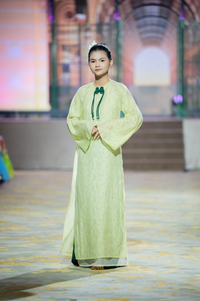 36 mẫu nhí tỏa sáng trong bộ sưu tập áo dài trên du thuyền tại Cosmo The Show - The Essence of Vietnam- Ảnh 6. 36 mẫu nhí tỏa sáng trong bộ sưu tập áo dài trên du thuyền tại Cosmo The Show - The Essence of Vietnam- Ảnh 6.