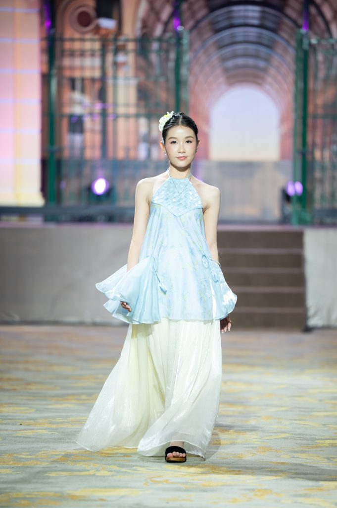 36 mẫu nhí tỏa sáng trong bộ sưu tập áo dài trên du thuyền tại Cosmo The Show - The Essence of Vietnam- Ảnh 7. 36 mẫu nhí tỏa sáng trong bộ sưu tập áo dài trên du thuyền tại Cosmo The Show - The Essence of Vietnam- Ảnh 7.