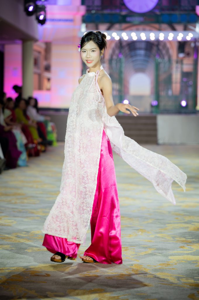 36 mẫu nhí tỏa sáng trong bộ sưu tập áo dài trên du thuyền tại Cosmo The Show - The Essence of Vietnam- Ảnh 8. 36 mẫu nhí tỏa sáng trong bộ sưu tập áo dài trên du thuyền tại Cosmo The Show - The Essence of Vietnam- Ảnh 8.
