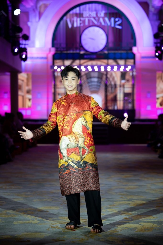 36 mẫu nhí tỏa sáng trong bộ sưu tập áo dài trên du thuyền tại Cosmo The Show - The Essence of Vietnam- Ảnh 9. 36 mẫu nhí tỏa sáng trong bộ sưu tập áo dài trên du thuyền tại Cosmo The Show - The Essence of Vietnam- Ảnh 9.