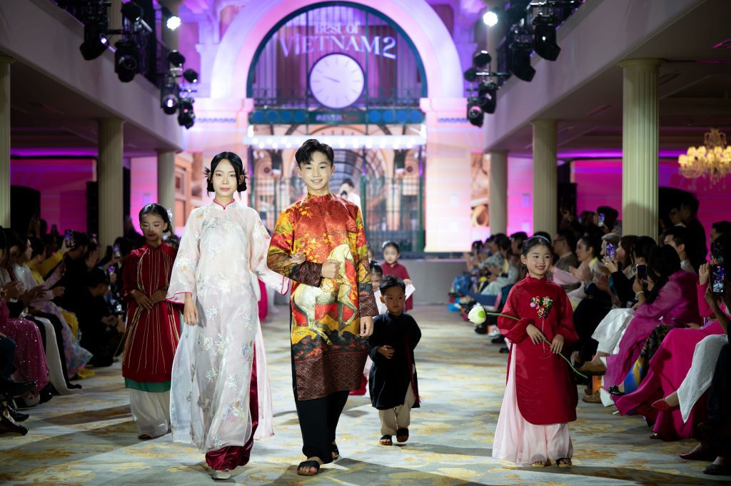 36 mẫu nhí tỏa sáng trong bộ sưu tập áo dài trên du thuyền tại Cosmo The Show - The Essence of Vietnam- Ảnh 1. 36 mẫu nhí tỏa sáng trong bộ sưu tập áo dài trên du thuyền tại Cosmo The Show - The Essence of Vietnam- Ảnh 1.