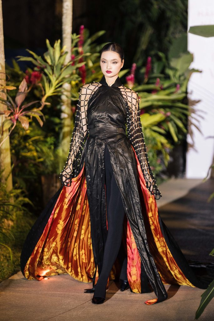 NSND Trịnh Kim Chi, MC Quỳnh Hoa diễn &aacute;o d&agrave;i tại show thời trang kỷ niệm 3 thập kỷ l&agrave;m nghề của NTK V&otilde; Việt Chung- Ảnh 8.