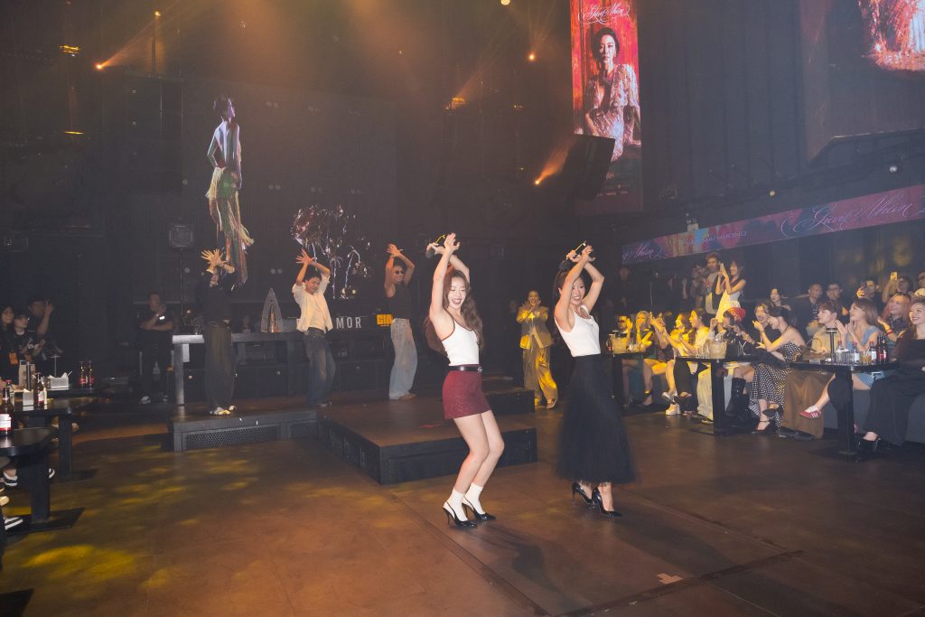 Văn Mai Hương mang hơi thở hiện đại vào album "Giai nhân", Tóc Tiên phải thốt lên: “Đỉnh cao cảm xúc”- Ảnh 8. Văn Mai Hương mang hơi thở hiện đại vào album "Giai nhân", Tóc Tiên phải thốt lên: “Đỉnh cao cảm xúc”- Ảnh 8.