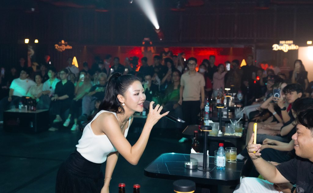 Văn Mai Hương mang hơi thở hiện đại vào album "Giai nhân", Tóc Tiên phải thốt lên: “Đỉnh cao cảm xúc”- Ảnh 7. Văn Mai Hương mang hơi thở hiện đại vào album "Giai nhân", Tóc Tiên phải thốt lên: “Đỉnh cao cảm xúc”- Ảnh 7.