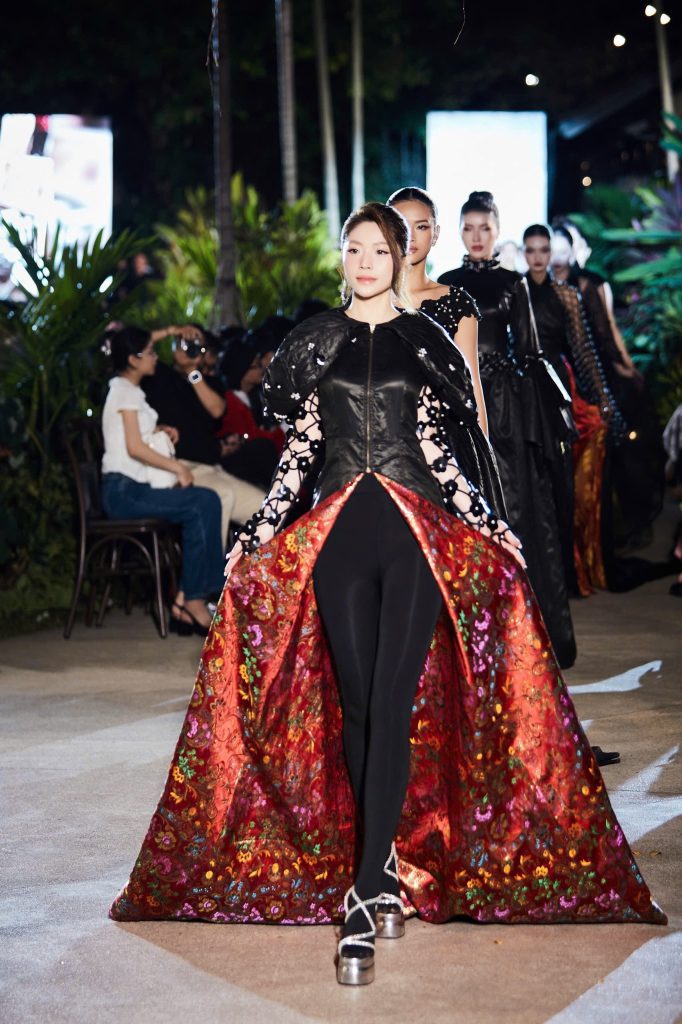 NSND Trịnh Kim Chi, MC Quỳnh Hoa diễn &aacute;o d&agrave;i tại show thời trang kỷ niệm 3 thập kỷ l&agrave;m nghề của NTK V&otilde; Việt Chung- Ảnh 5.