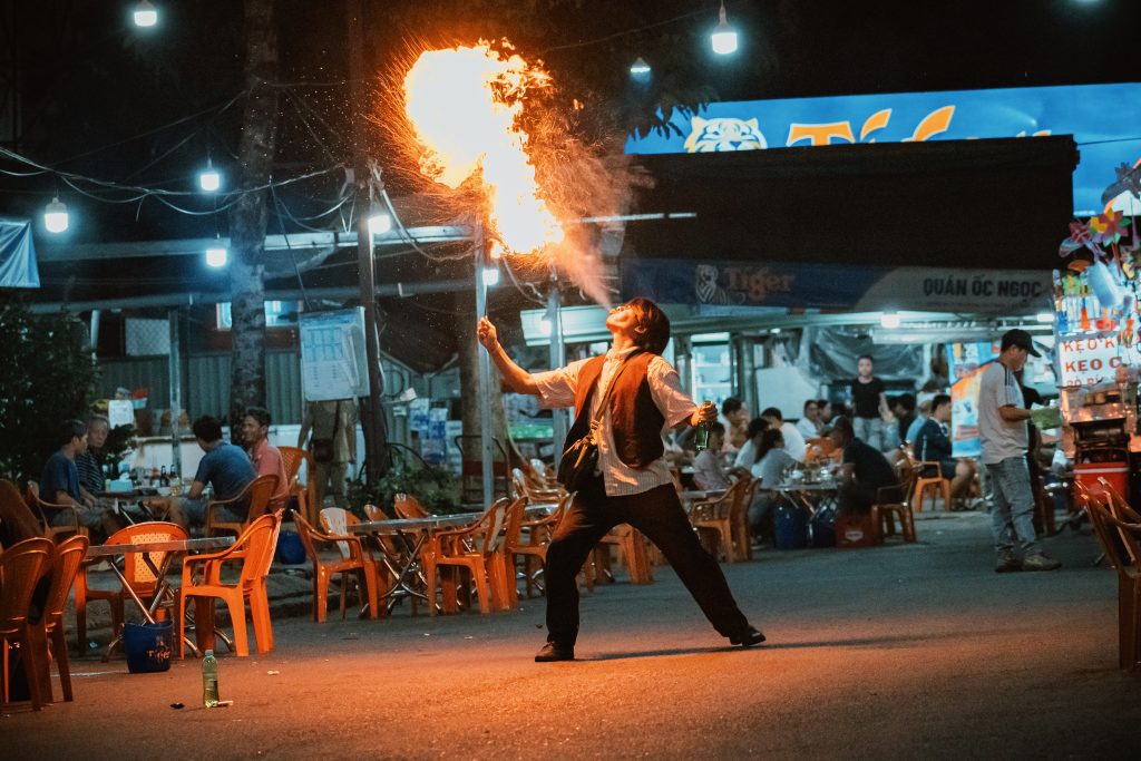 Kiều Minh Tuấn &ldquo;lột x&aacute;c&rdquo;, giảm gần 30kg để h&oacute;a th&acirc;n nghệ sĩ xiếc mạo hiểm trong "Con kể ba nghe"- Ảnh 7.