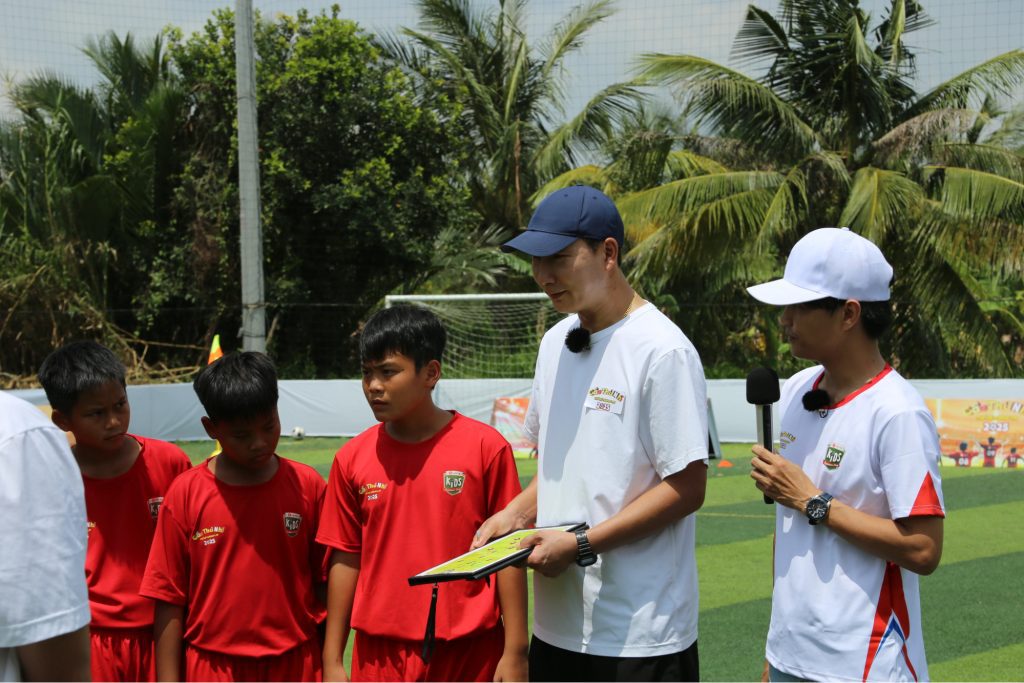 HLV Kim Sang Sik d&agrave;nh t&acirc;m huyết cho Cầu thủ nh&iacute; 2025, kỳ vọng sẽ c&oacute; những Quang Hải - Duy Mạnh trong tương lai- Ảnh 6.