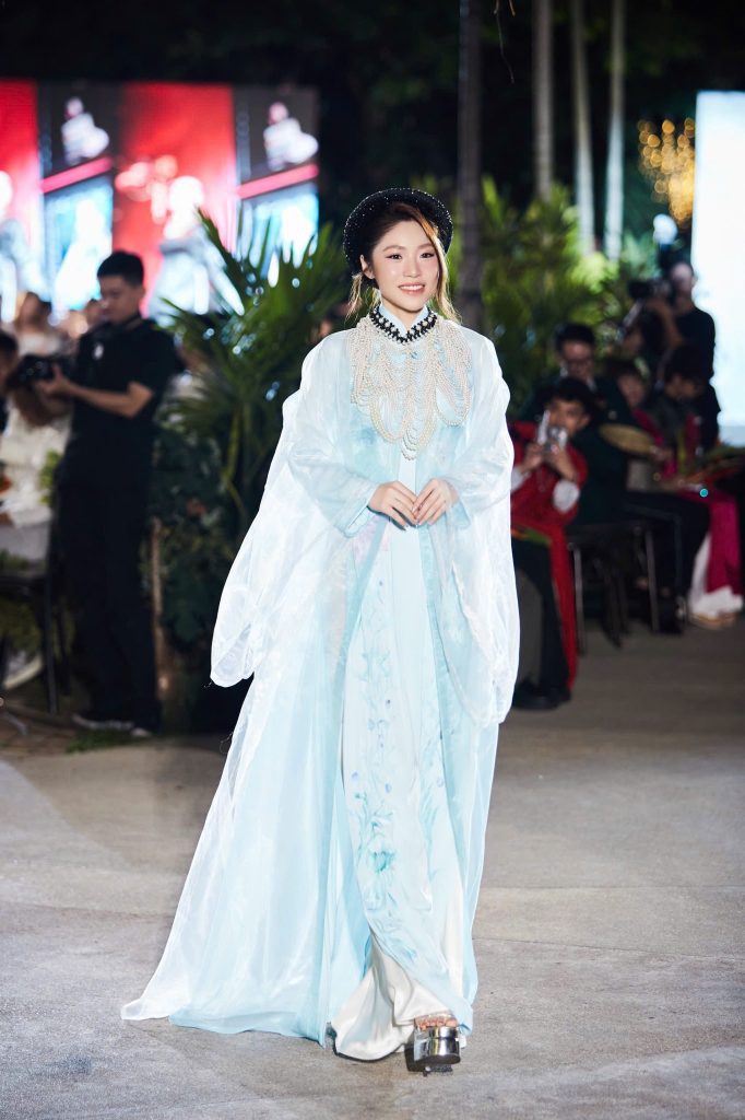 NSND Trịnh Kim Chi, MC Quỳnh Hoa diễn &aacute;o d&agrave;i tại show thời trang kỷ niệm 3 thập kỷ l&agrave;m nghề của NTK V&otilde; Việt Chung- Ảnh 11.