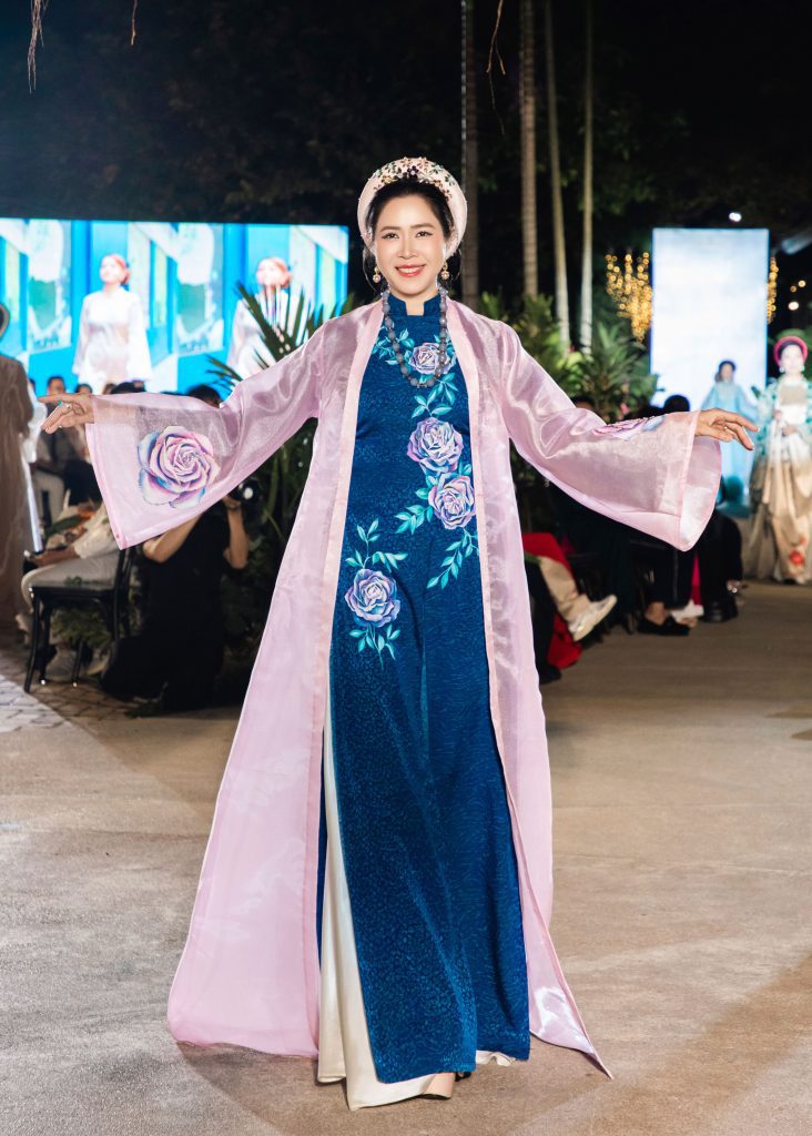 NSND Trịnh Kim Chi, MC Quỳnh Hoa diễn &aacute;o d&agrave;i tại show thời trang kỷ niệm 3 thập kỷ l&agrave;m nghề của NTK V&otilde; Việt Chung- Ảnh 10.