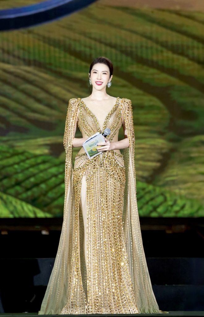 MC Phương Uy&ecirc;n tạo dấu ấn khi dẫn sự kiện Miss Cosmo 2025: Song ngữ mượt m&agrave;, xướng t&ecirc;n quốc gia nghe &ldquo;đ&atilde; tai&rdquo;- Ảnh 3.