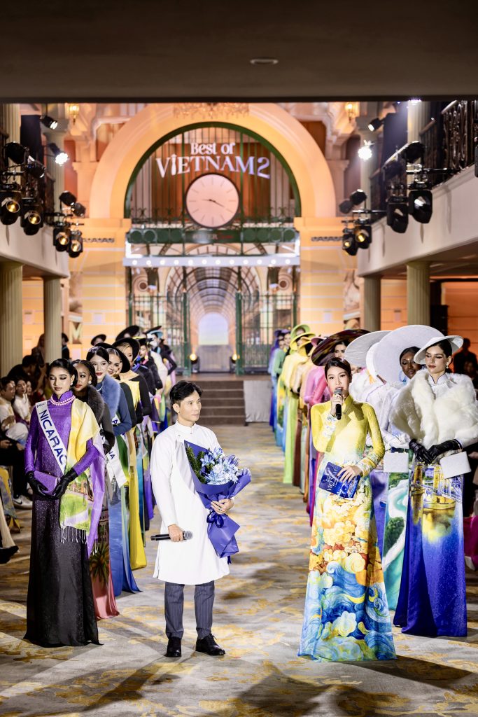 MC Phương Uy&ecirc;n tạo dấu ấn khi dẫn sự kiện Miss Cosmo 2025: Song ngữ mượt m&agrave;, xướng t&ecirc;n quốc gia nghe &ldquo;đ&atilde; tai&rdquo;- Ảnh 5.