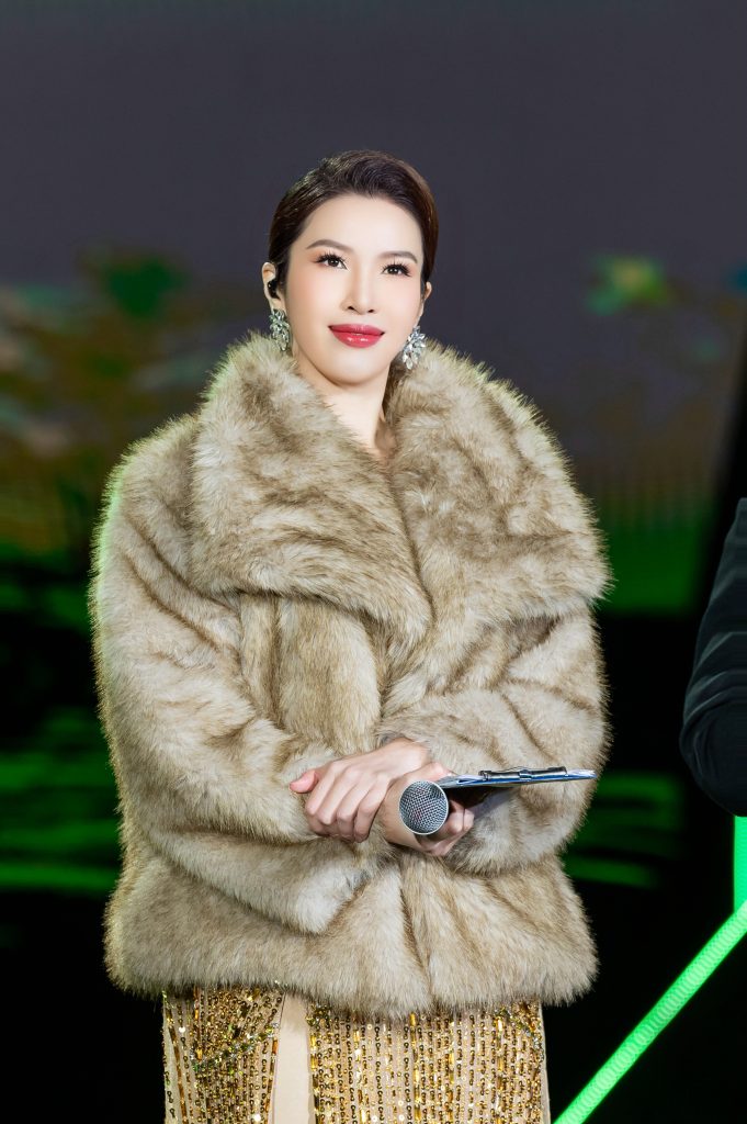 MC Phương Uy&ecirc;n tạo dấu ấn khi dẫn sự kiện Miss Cosmo 2025: Song ngữ mượt m&agrave;, xướng t&ecirc;n quốc gia nghe &ldquo;đ&atilde; tai&rdquo;- Ảnh 1.