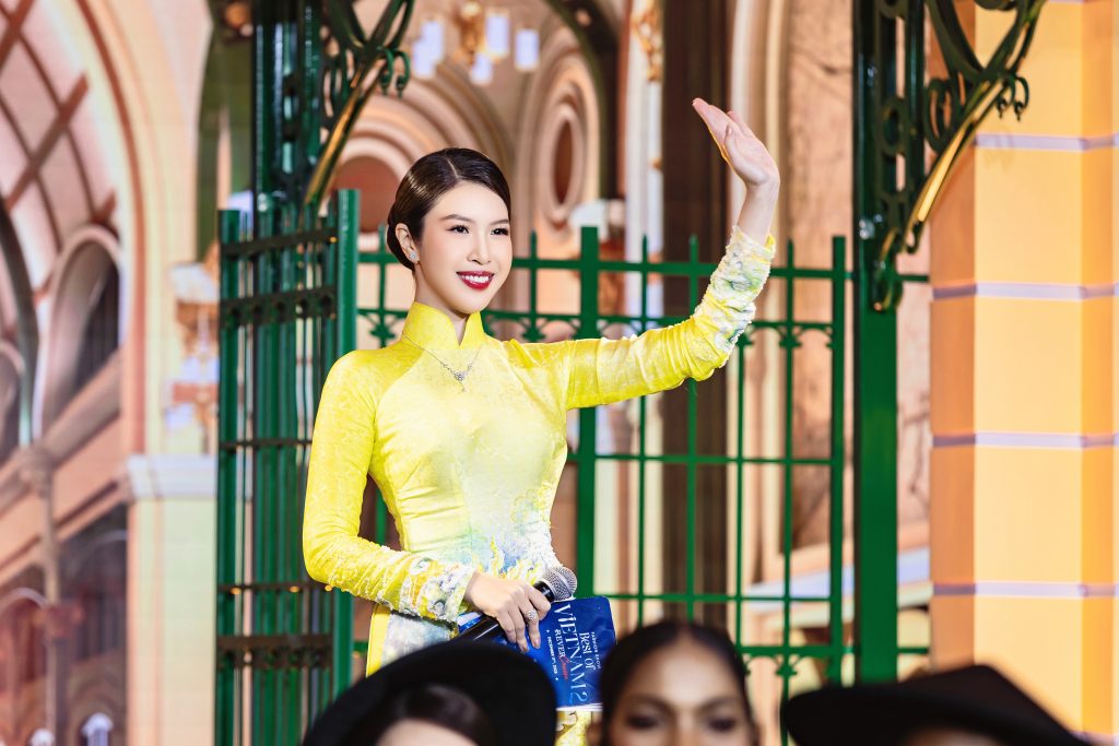 MC Phương Uy&ecirc;n tạo dấu ấn khi dẫn sự kiện Miss Cosmo 2025: Song ngữ mượt m&agrave;, xướng t&ecirc;n quốc gia nghe &ldquo;đ&atilde; tai&rdquo;- Ảnh 6.