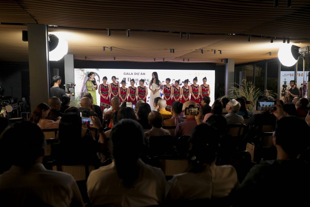 Ph&uacute;c Anh v&agrave; dự &aacute;n &ldquo;54 d&acirc;n tộc Việt Nam&rdquo; nhận kỷ lục Việt Nam với bức tranh hoa sen- Ảnh 4.