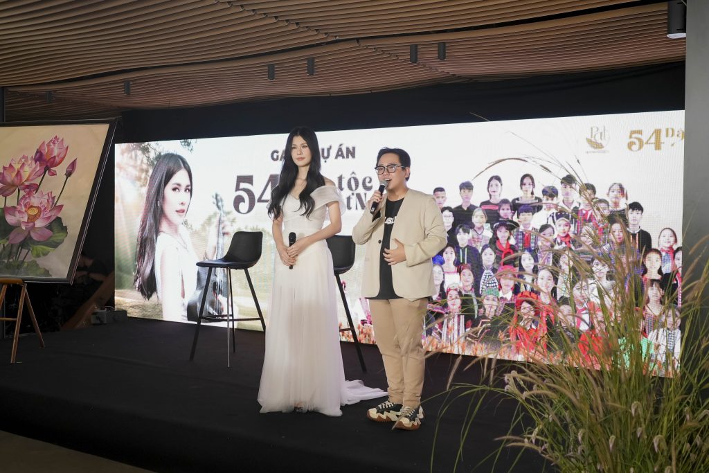 Ph&uacute;c Anh v&agrave; dự &aacute;n &ldquo;54 d&acirc;n tộc Việt Nam&rdquo; nhận kỷ lục Việt Nam với bức tranh hoa sen- Ảnh 5.