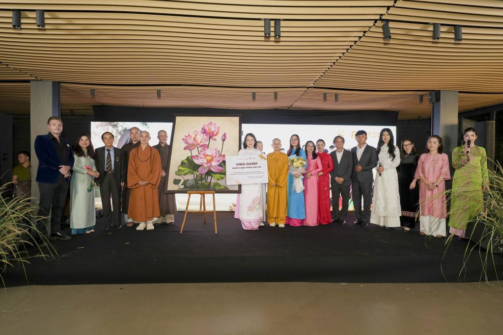 Ph&uacute;c Anh v&agrave; dự &aacute;n &ldquo;54 d&acirc;n tộc Việt Nam&rdquo; nhận kỷ lục Việt Nam với bức tranh hoa sen- Ảnh 6.