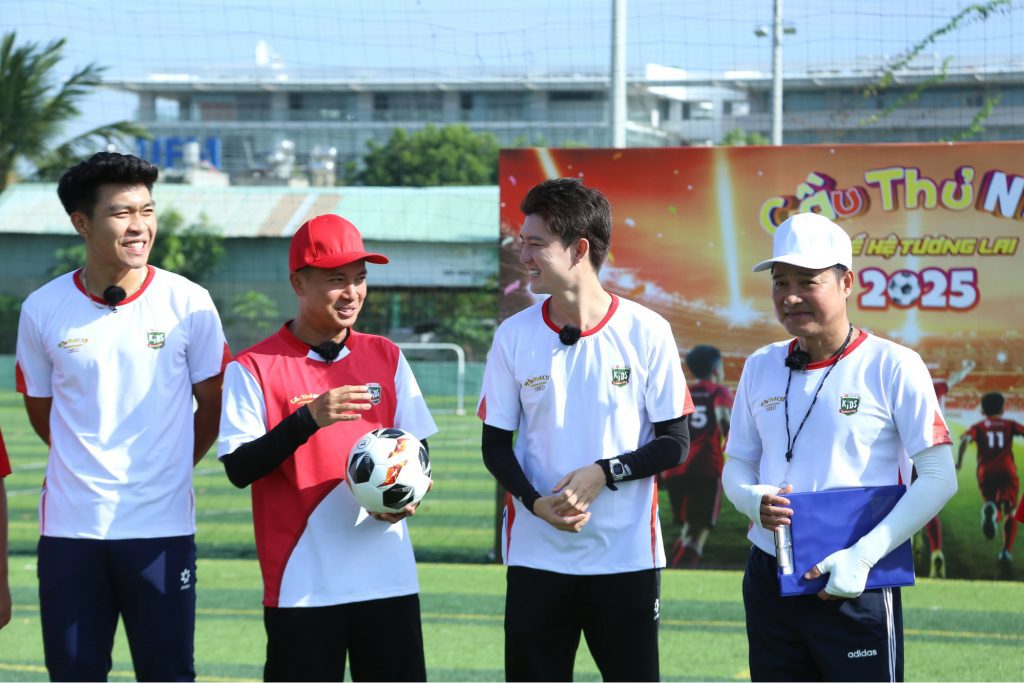 HLV Kim Sang Sik d&agrave;nh t&acirc;m huyết cho Cầu thủ nh&iacute; 2025, kỳ vọng sẽ c&oacute; những Quang Hải - Duy Mạnh trong tương lai- Ảnh 3.