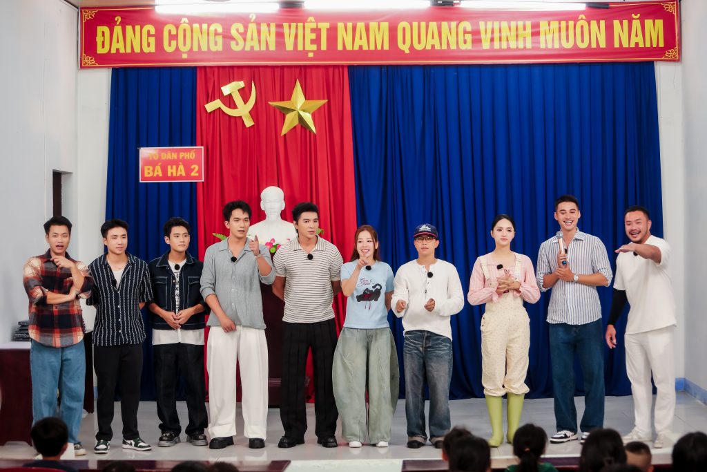 "Hàng xóm mới" tập 8: Nguyễn Tùng Dương liên tục chiến thắng, dàn cast đội mưa vì học bổng dành cho trẻ em- Ảnh 1. "Hàng xóm mới" tập 8: Nguyễn Tùng Dương liên tục chiến thắng, dàn cast đội mưa vì học bổng dành cho trẻ em- Ảnh 1.