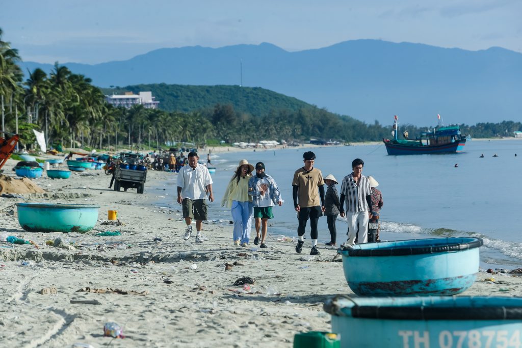 "Hàng xóm mới" tập 8: Nguyễn Tùng Dương liên tục chiến thắng, dàn cast đội mưa vì học bổng dành cho trẻ em- Ảnh 2. "Hàng xóm mới" tập 8: Nguyễn Tùng Dương liên tục chiến thắng, dàn cast đội mưa vì học bổng dành cho trẻ em- Ảnh 2.
