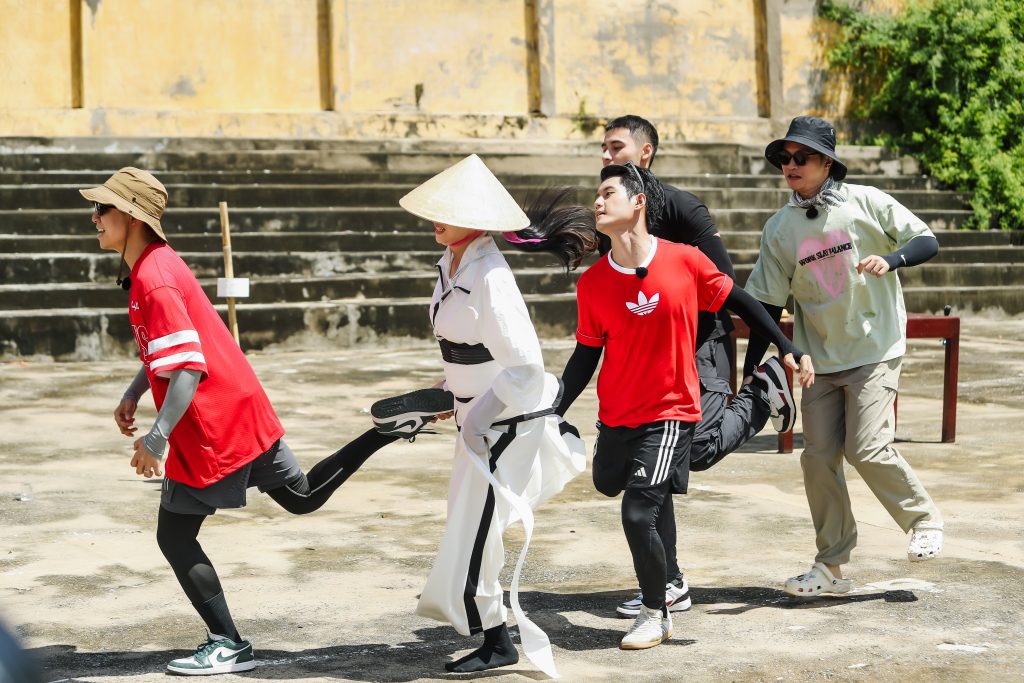 "Hàng xóm mới" tập 8: Nguyễn Tùng Dương liên tục chiến thắng, dàn cast đội mưa vì học bổng dành cho trẻ em- Ảnh 3. "Hàng xóm mới" tập 8: Nguyễn Tùng Dương liên tục chiến thắng, dàn cast đội mưa vì học bổng dành cho trẻ em- Ảnh 3.