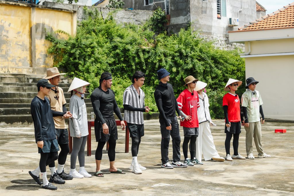 "Hàng xóm mới" tập 8: Nguyễn Tùng Dương liên tục chiến thắng, dàn cast đội mưa vì học bổng dành cho trẻ em- Ảnh 4. "Hàng xóm mới" tập 8: Nguyễn Tùng Dương liên tục chiến thắng, dàn cast đội mưa vì học bổng dành cho trẻ em- Ảnh 4.