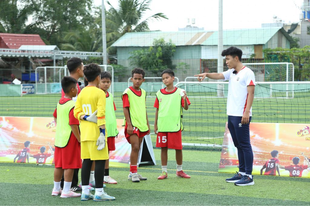 HLV Kim Sang Sik d&agrave;nh t&acirc;m huyết cho Cầu thủ nh&iacute; 2025, kỳ vọng sẽ c&oacute; những Quang Hải - Duy Mạnh trong tương lai- Ảnh 2.