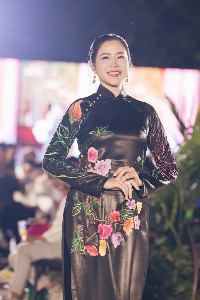 NSND Trịnh Kim Chi, MC Quỳnh Hoa diễn &aacute;o d&agrave;i tại show thời trang kỷ niệm 3 thập kỷ l&agrave;m nghề của NTK V&otilde; Việt Chung- Ảnh 6.