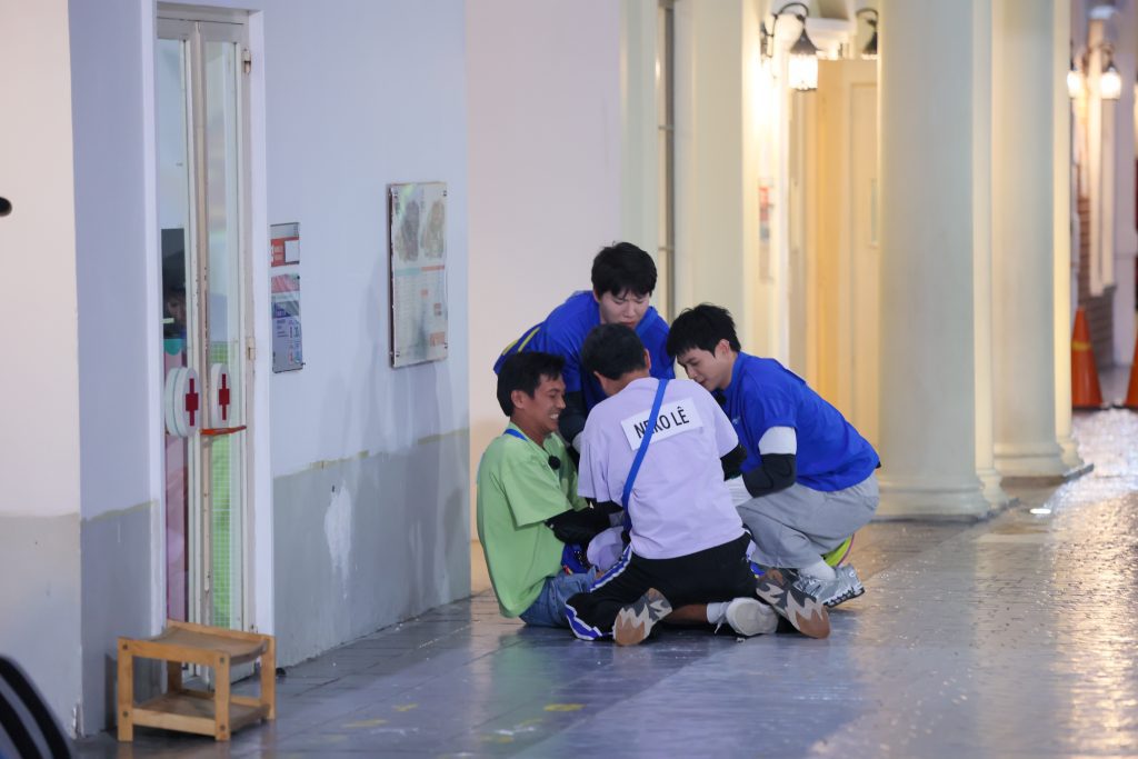 "Running man Vietnam mùa 3" tập 11: Quân A.P lật mặt ngoạn mục, Trấn Thành "khóc không thành tiếng" tại phòng thẩm vấn- Ảnh 2.