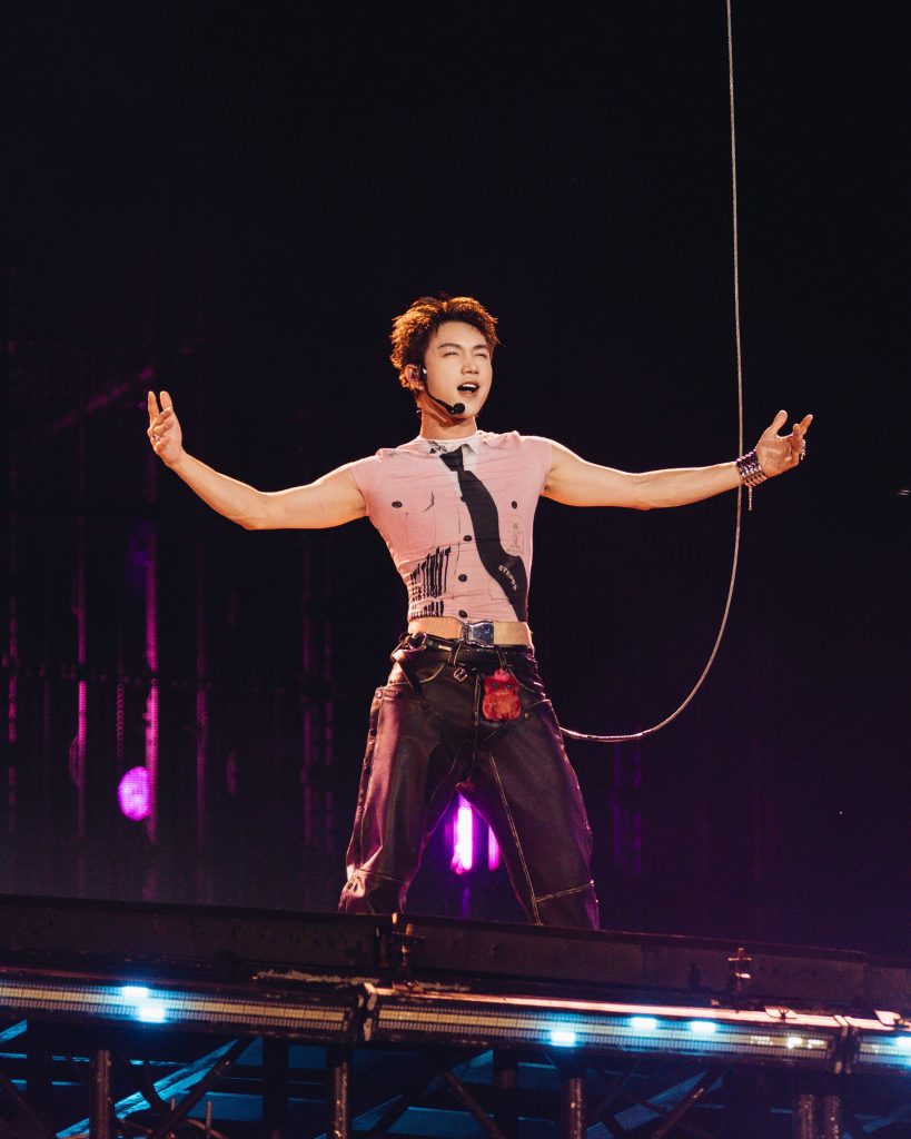 Từ kh&aacute;n giả th&agrave;nh nghệ sĩ ch&iacute;nh, JSOL b&ugrave;ng nổ MBillion với 45 ph&uacute;t tr&igrave;nh diễn đỉnh cao - cả &ldquo;vũ trụ m&egrave;o hồng&rdquo; tập hợp&nbsp;- Ảnh 3.