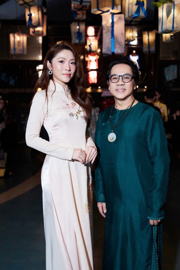 NSND Trịnh Kim Chi, MC Quỳnh Hoa diễn &aacute;o d&agrave;i tại show thời trang kỷ niệm 3 thập kỷ l&agrave;m nghề của NTK V&otilde; Việt Chung- Ảnh 1.