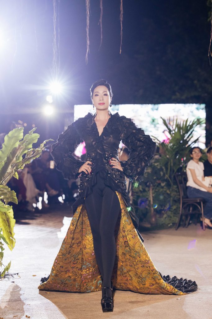 NSND Trịnh Kim Chi, MC Quỳnh Hoa diễn &aacute;o d&agrave;i tại show thời trang kỷ niệm 3 thập kỷ l&agrave;m nghề của NTK V&otilde; Việt Chung- Ảnh 7.