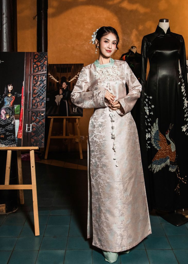 NSND Trịnh Kim Chi, MC Quỳnh Hoa diễn &aacute;o d&agrave;i tại show thời trang kỷ niệm 3 thập kỷ l&agrave;m nghề của NTK V&otilde; Việt Chung- Ảnh 4.