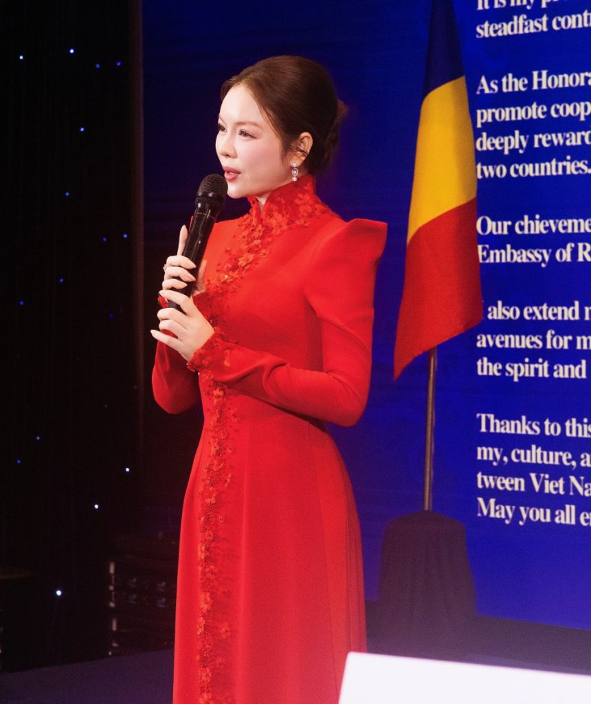 Lý Nhã Kỳ ghi dấu ấn tại sự kiện kỷ niệm 75 năm quan hệ ngoại giao Việt Nam – Romania tại TP.HCM- Ảnh 2. Lý Nhã Kỳ ghi dấu ấn tại sự kiện kỷ niệm 75 năm quan hệ ngoại giao Việt Nam – Romania tại TP.HCM- Ảnh 2.