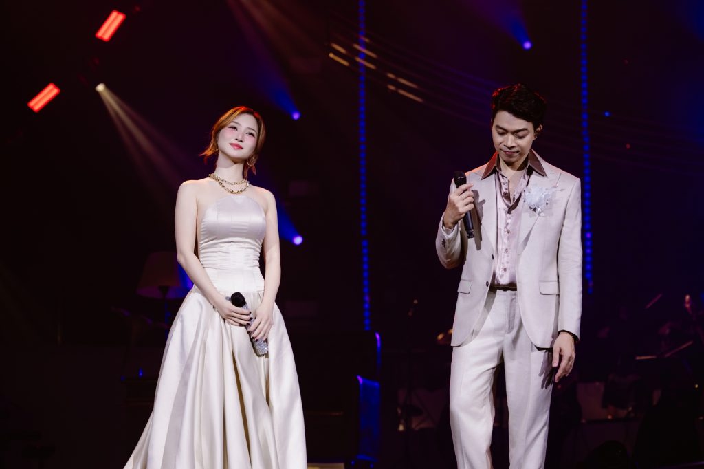 Hương Tr&agrave;m &ldquo;đốt ch&aacute;y&rdquo; s&acirc;n khấu, NSND Tấn Minh, Ho&agrave;ng Quy&ecirc;n hội ngộ L&acirc;n Nh&atilde; tại "NH&Atilde; CONCERT"- Ảnh 7.