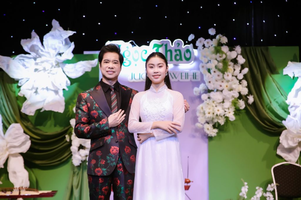 Danh ca Ngọc Sơn tặng 5000 Euro, rơi nước mắt khi chứng kiến Ngọc Thảo toả s&aacute;ng nơi xứ người- Ảnh 6.