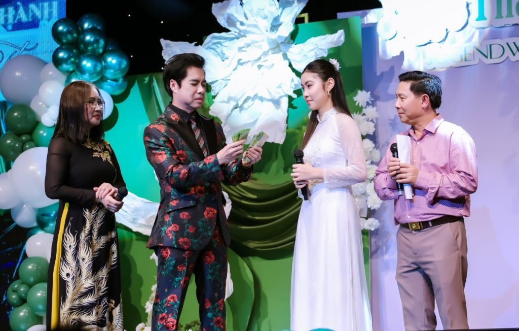 Danh ca Ngọc Sơn tặng 5000 Euro, rơi nước mắt khi chứng kiến Ngọc Thảo toả s&aacute;ng nơi xứ người- Ảnh 2.