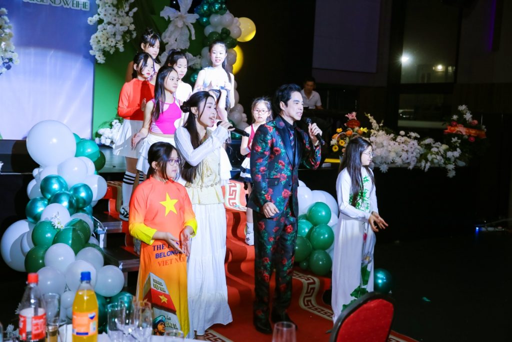 Danh ca Ngọc Sơn tặng 5000 Euro, rơi nước mắt khi chứng kiến Ngọc Thảo toả s&aacute;ng nơi xứ người- Ảnh 3.