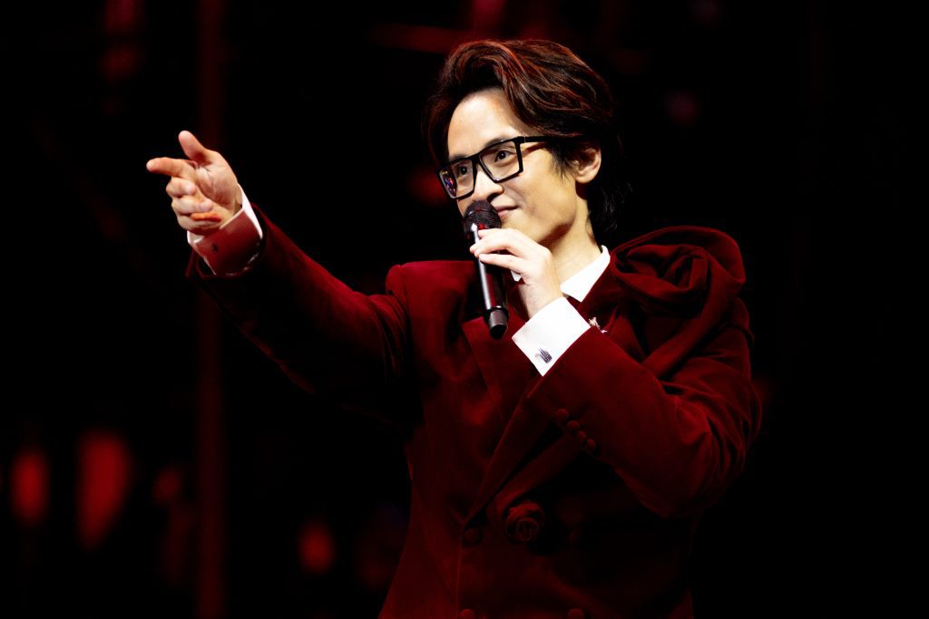 H&agrave; Anh Tuấn tại concert "The Rose": Quyết định d&agrave;nh 1 tỷ đồng gi&uacute;p đỡ bệnh nh&acirc;n ung thư về qu&ecirc; dịp năm mới- Ảnh 1.