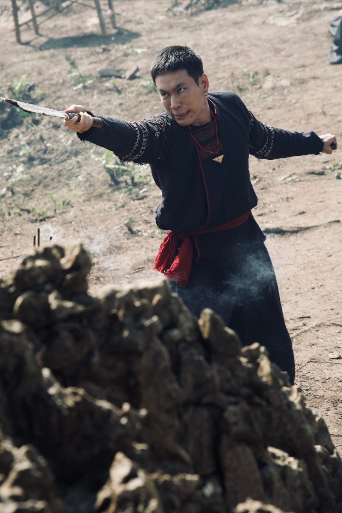 Sau "Con kể ba nghe", Kiều Minh Tuấn t&aacute;i hợp đạo diễn Đỗ Quốc Trung trong phim kinh dị "Ph&iacute; Ph&ocirc;ng: Quỷ m&aacute;u rừng thi&ecirc;ng"- Ảnh 3.