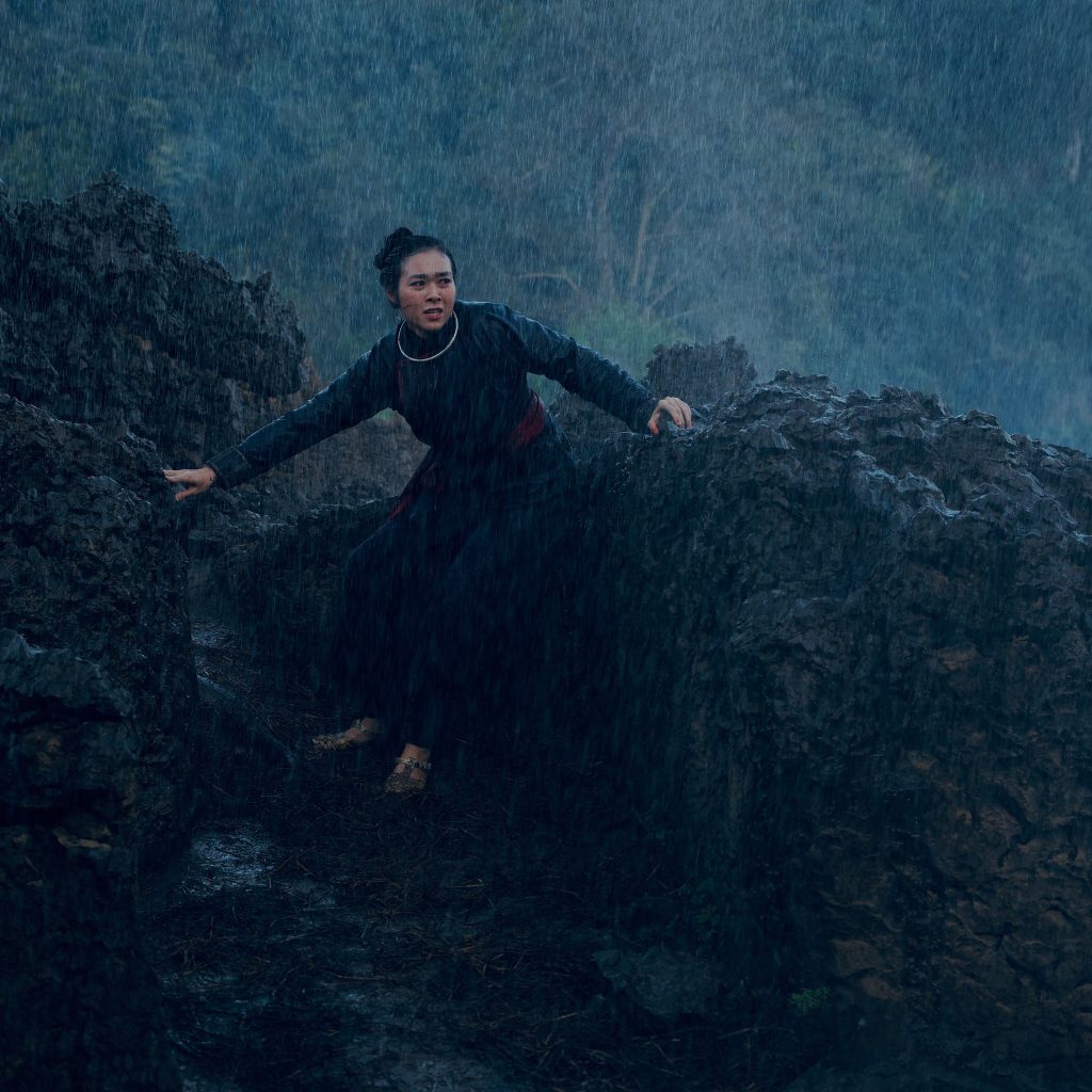 Sau "Con kể ba nghe", Kiều Minh Tuấn t&aacute;i hợp đạo diễn Đỗ Quốc Trung trong phim kinh dị "Ph&iacute; Ph&ocirc;ng: Quỷ m&aacute;u rừng thi&ecirc;ng"- Ảnh 4.