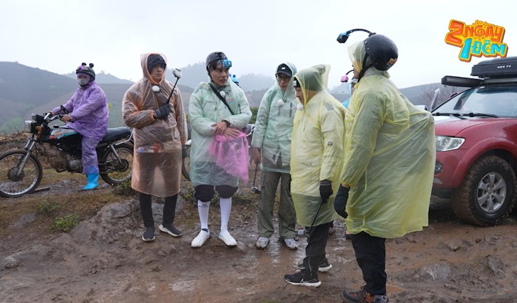 Kiều Minh Tuấn bật chế độ "rối loạn ng&ocirc;n ngữ", Dương L&acirc;m đam m&ecirc; quay vlog bất chấp địa h&igrave;nh tại "2 ng&agrave;y 1 đ&ecirc;m"- Ảnh 2.